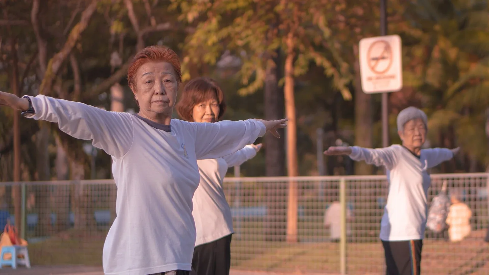 Personas mayores haciendo ejercicios de equilibrio en un parque