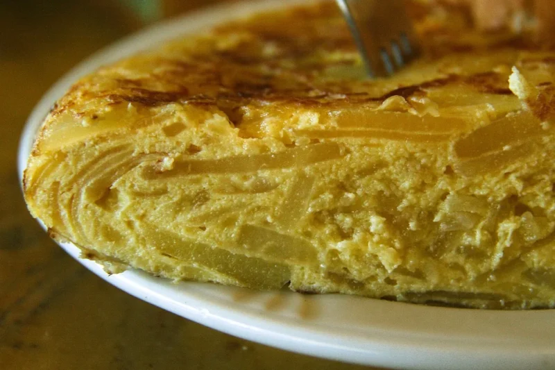 La tortilla de Ferran Adrià que se hace sin pelar una patata: el truco de la bolsa