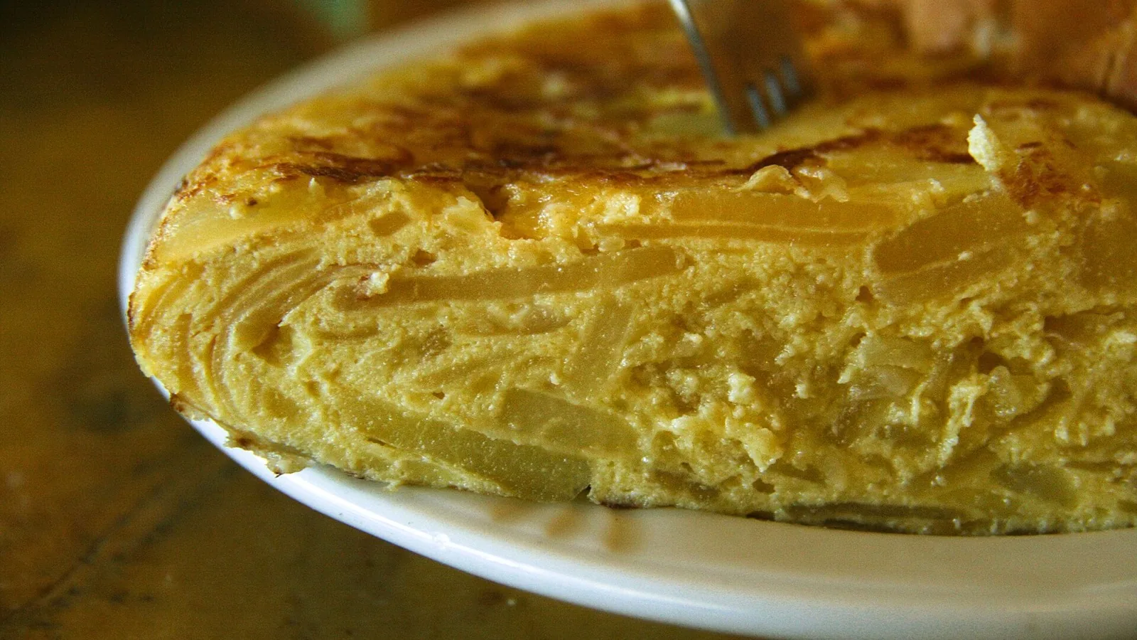 La tortilla de Ferran Adrià que se hace sin pelar una patata: el truco de la bolsa