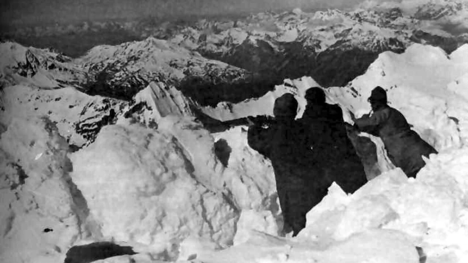 Soldados en una trinchera en la cima del Ortler, a 3.850 metros, en 1917