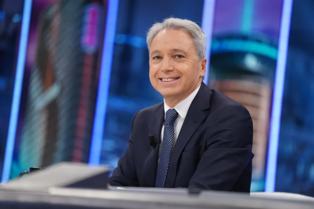 Vicente Vallés sonriendo en el plató de El Hormiguero