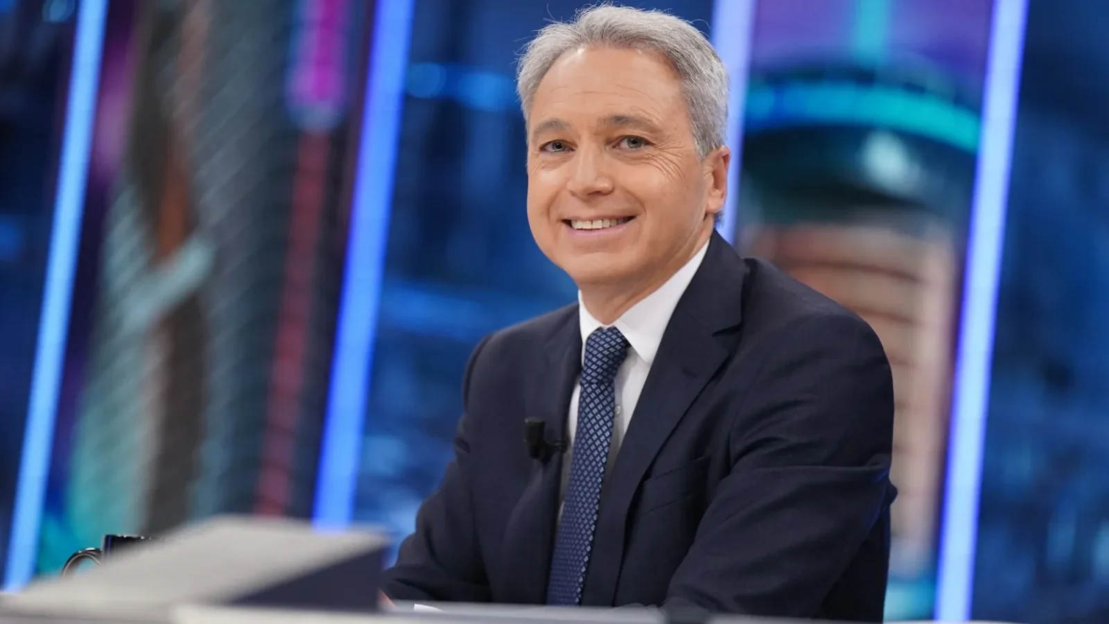 Vicente Vallés sonriendo en el plató de El Hormiguero