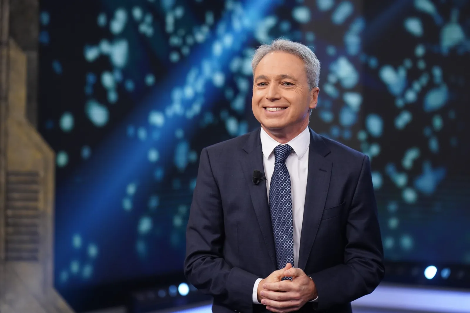 Vicente Vallés de pie en el plató de El Hormiguero