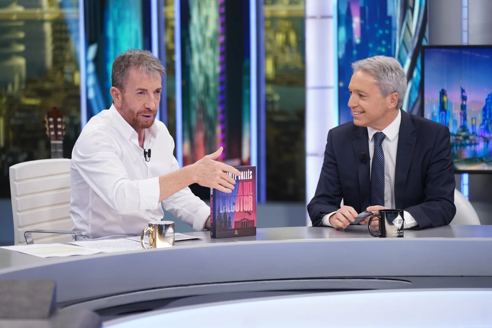 Pablo Motos y Vicente Vallés en la mesa de El Hormiguero