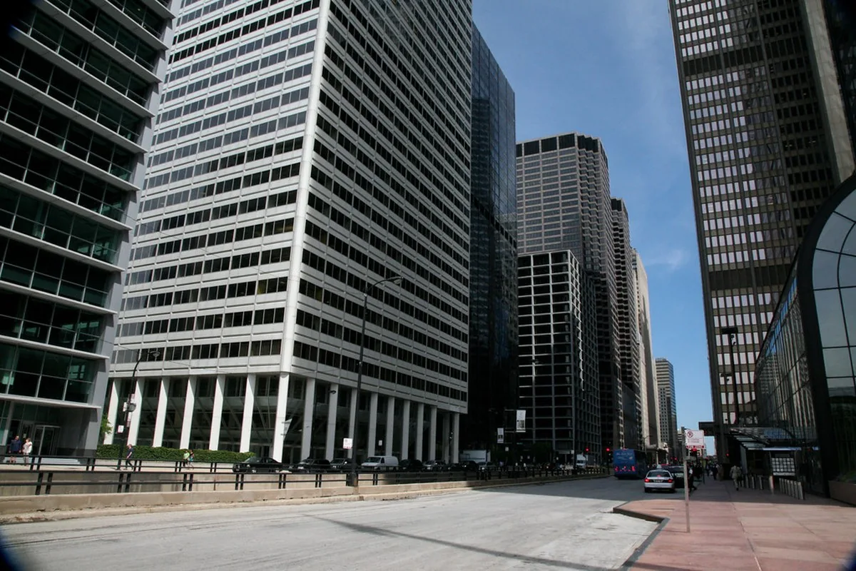 Rascacielos junto a Wacker Drive en el centro de Chicago