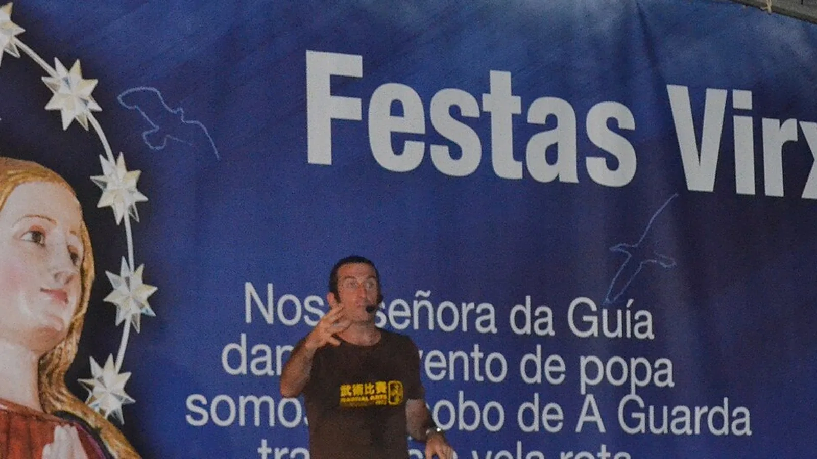 Luis Zahera actuando en un escenario