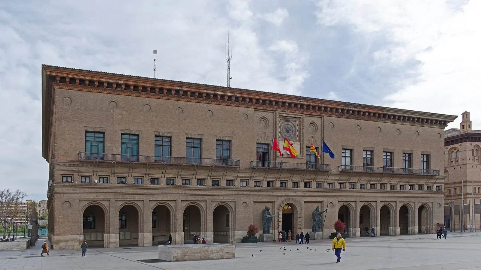 Un palo y una piedra en pleno pleno: la concejala de la que depende el presupuesto de Zaragoza