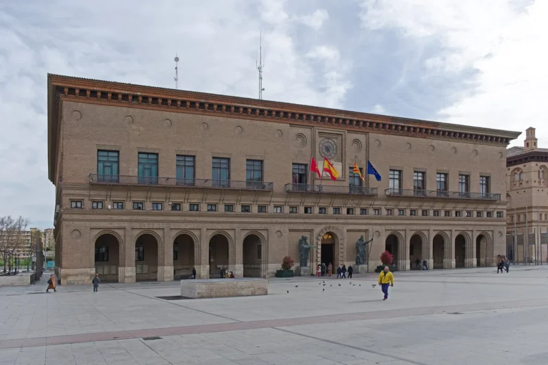 Un palo y una piedra en pleno pleno: la concejala de la que depende el presupuesto de Zaragoza